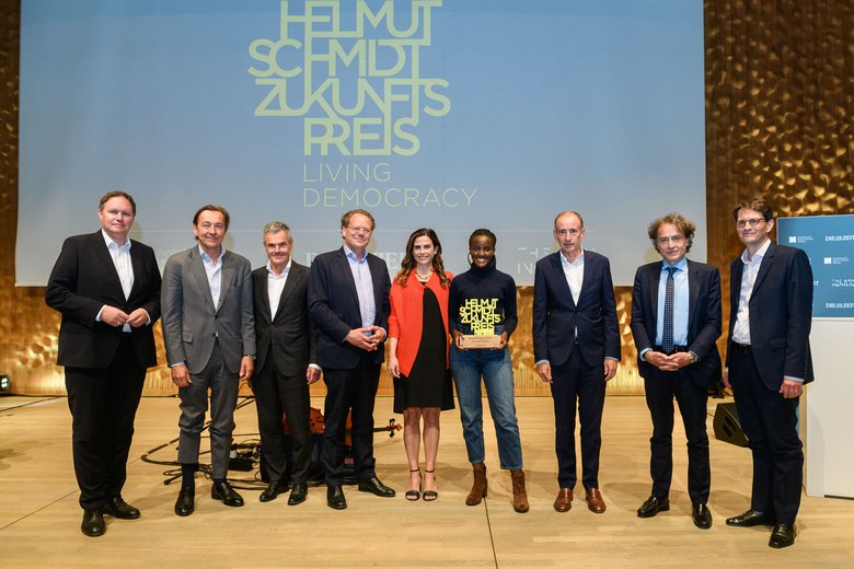 [Translate to English:] Reihe von Menschen auf Bühne von  Helmut Schmidt Zukunftspreis 2022