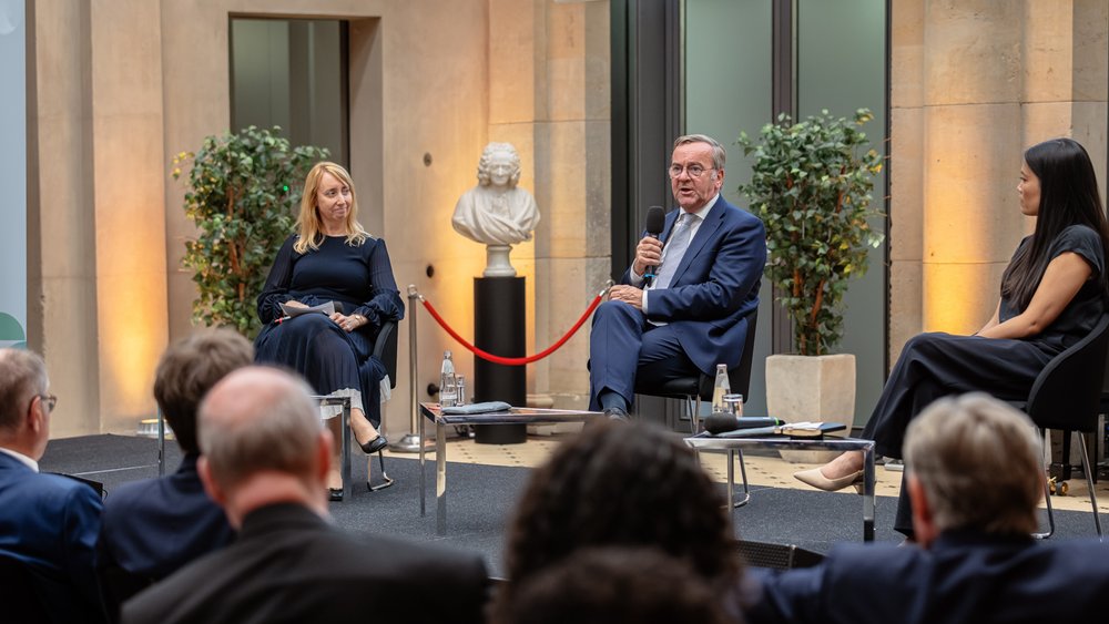 colour photo: Melanie Amann in conversation with Boris Pistorius and Thu Nguyen (from left to right)