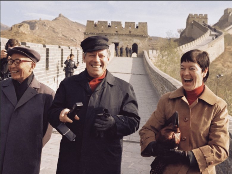 Helmut and Loki Schmidt and a man laughing in front of the Great Wall of China