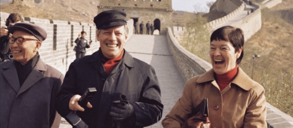 Helmut and Loki Schmidt and a man laughing in front of the Great Wall of China