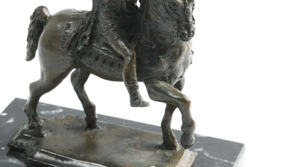 Marmorierte dunkle Miniatur-Reiterfigur