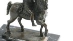 Marmorierte dunkle Miniatur-Reiterfigur 