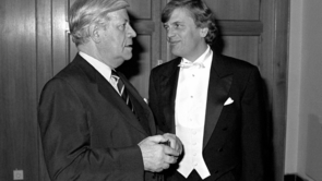 Festival director Justus Frantz (r) in conversation with former German Chancellor Helmut Schmidt (l, SPD)