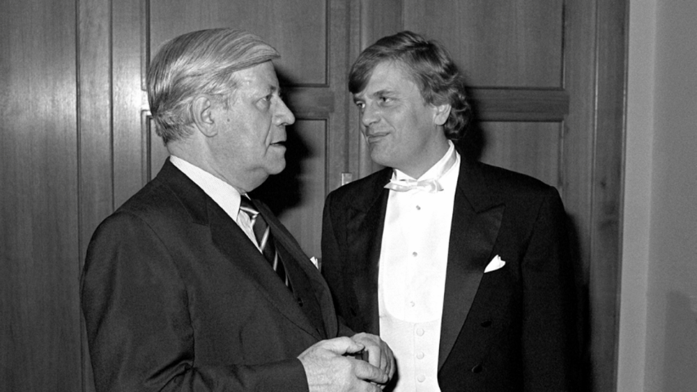 Der Festival-Intendant Justus Frantz (r) im Gespräch mit Altbundeskanzler Helmut Schmidt (l, SPD)