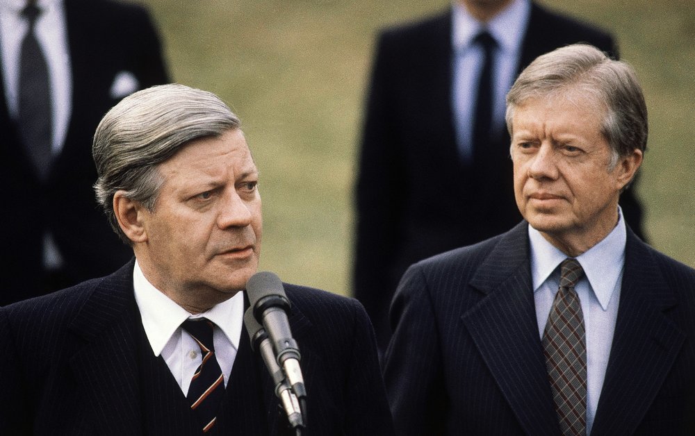 Helmut Schmidt and Jimmy Carter at the lectern in front of the White House.