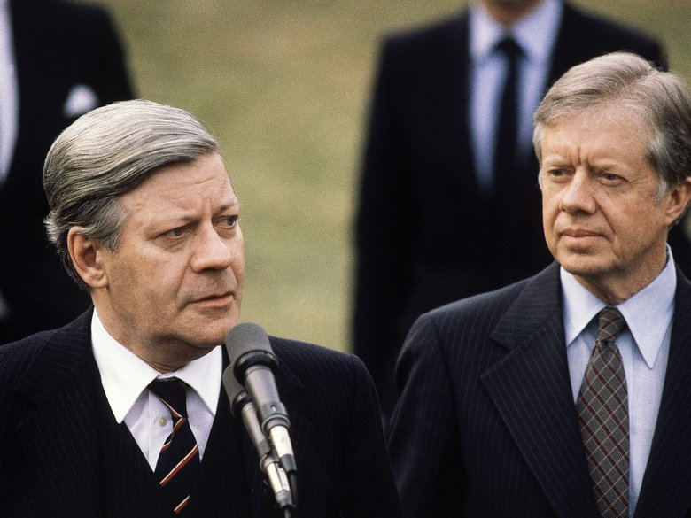 Helmut Schmidt and Jimmy Carter at the lectern in front of the White House.