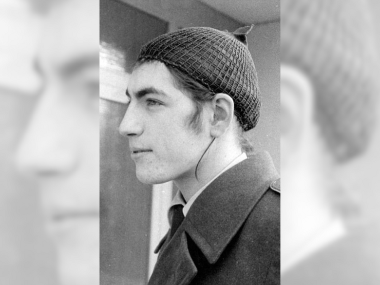 Mann mit Haarnetz auf Kopf