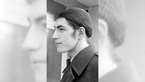 Mann mit Haarnetz auf Kopf