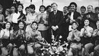 Helmut Schmidt mit Gruppe von asiatischen Männern und Frauen auf Bühne
