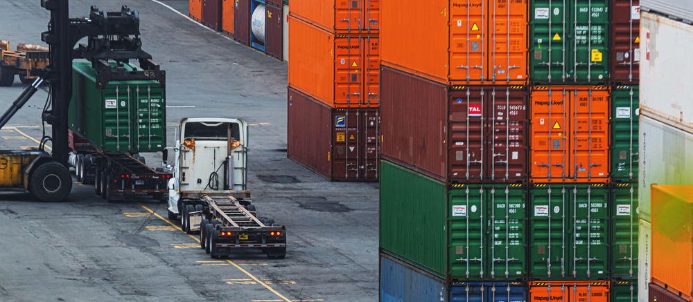 Container und Lastwagen