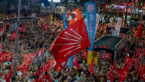 Menschenmenge bei einer politischen Kundgebung mit vielen türkischen Flaggen und roten Parteifahnen, die über die Menge wehen