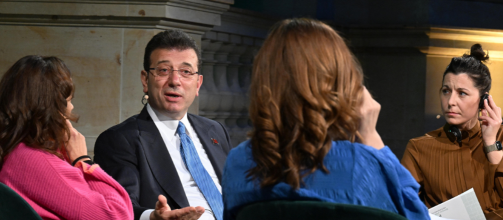 Istanbuls Bürgermeister Ekrem İmamoğlu, Dr. Elisabeth Winter, Dr. Nathalie Tocci und Moderatorin Kristie Pladson im Gespräch.