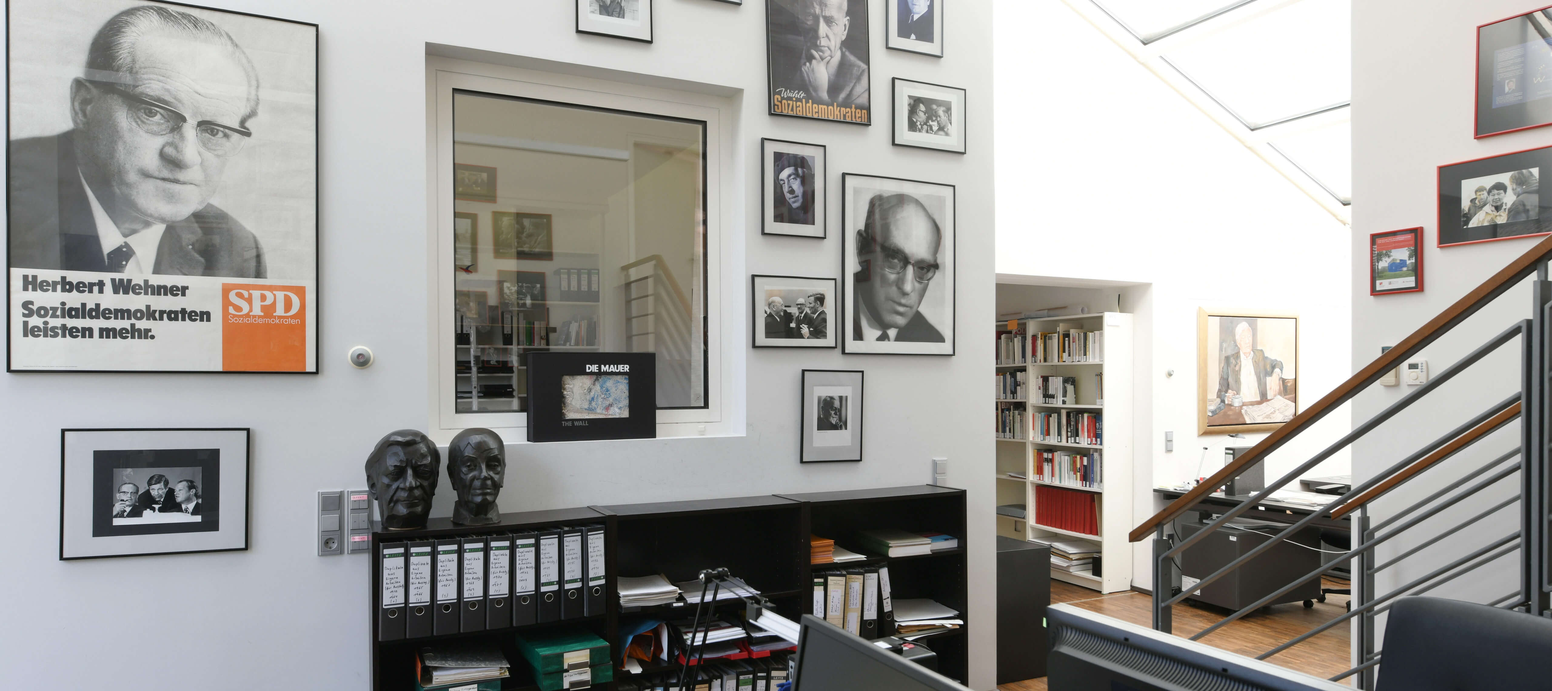 Blick in das Büro des Helmut-Schmidt-Archivs mit zahlreichen Fotos an den Wänden.